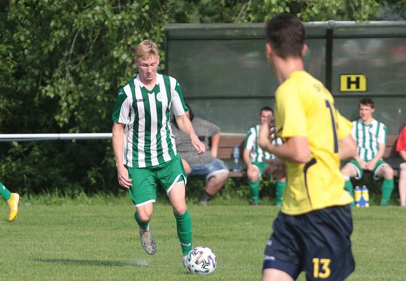 Fotbalisté Újezdu (ve žlutých dresech) zdolali Vysoké Pole 4:2 a před letní pauzou zůstali v čele Ligy4.