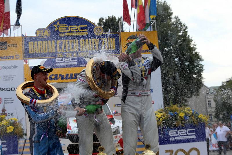 Slavnostní vyhlášení výsledků 51. ročnku Barum Czech Rally Zlín před radnicí. Z prvenství se posedmé v řadě, po desáté celkově, radoval Jan Kopecký.