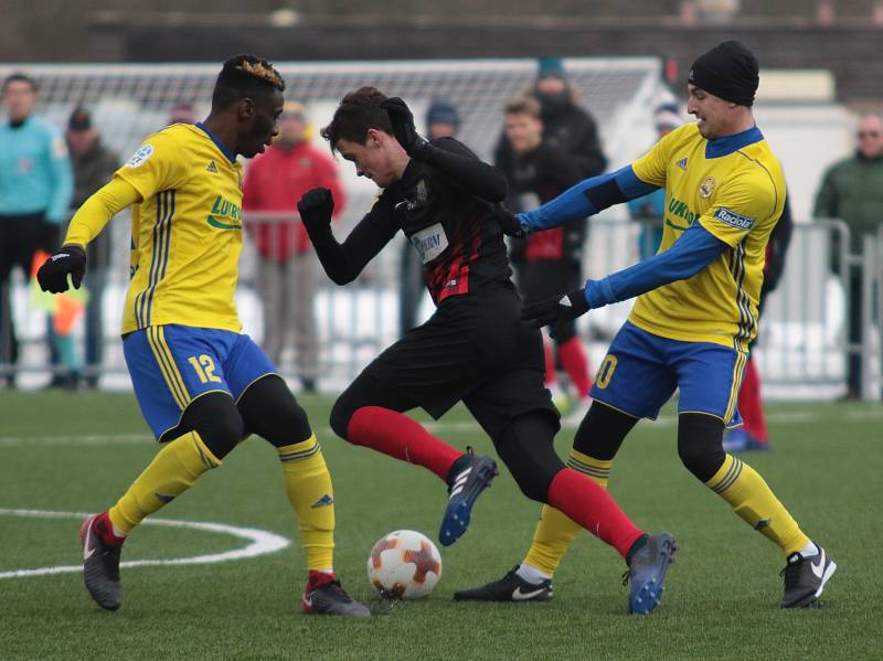 Fotbalisté Zlína (ve žlutých dresech) v dalším přípravném zápase zdolali druholigovou Opavu 2:0. Druhý sobotní duel Fastavu a Slezského FC skončil remízou 3:3.