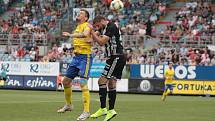 Fotbalisté Zlína (ve žlutých dresech)  prohráli v 8. kole FORTUNA:LIGY na hřišti nováčka z Českých Budějovic 0:2. Foto: pro Deník/Jan Zahnaš