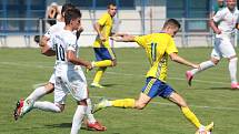 Derby ve třetí lize mezi fotbalisty Zlína (žluté dresy) a Slovácka skončilo remízou 1:1.