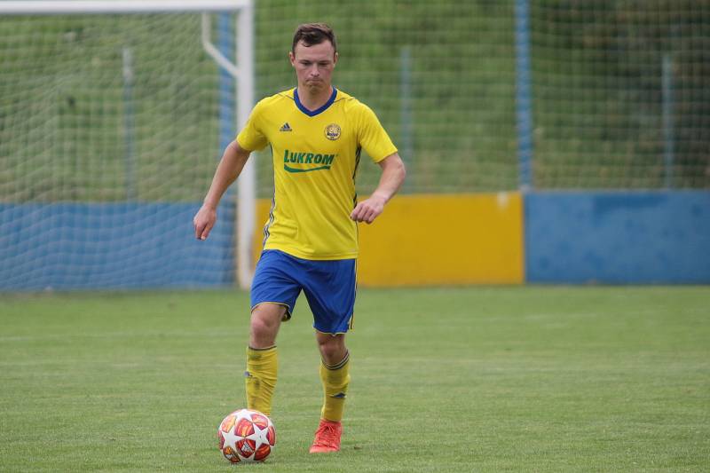 Fotbalisté Slavičína (v modrých dresech) na úvod přípravy zvítězili na Vršavě se Zlínem B 2:1