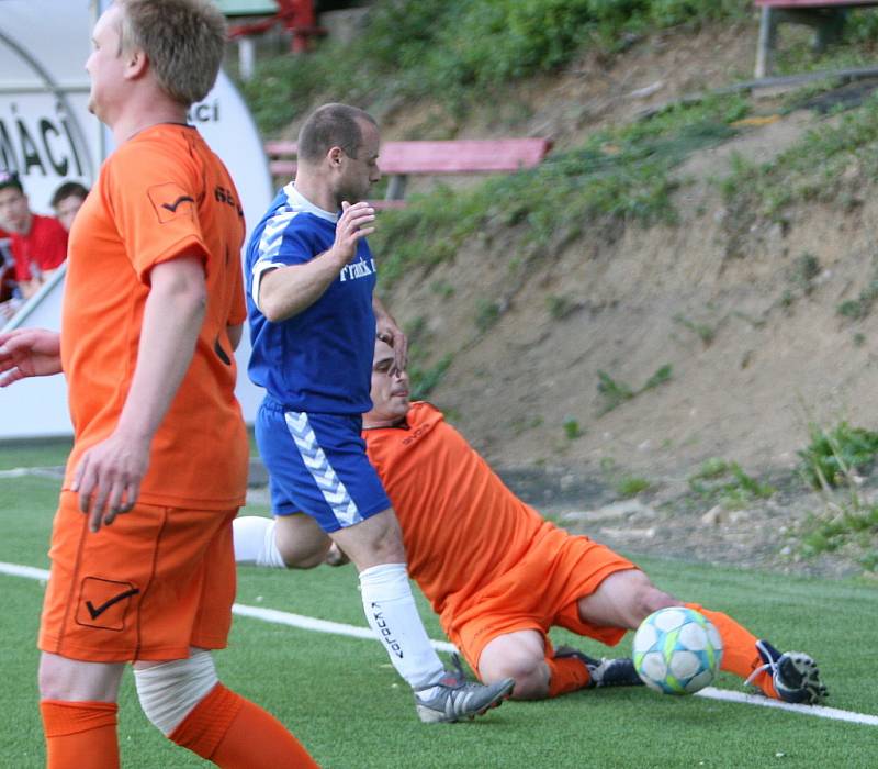 Fotbalisté Pasek (v modrém) porazili v rámci zlínské IV. třídy Kudlov 3:1.