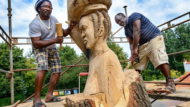 AFRICKÁ ŽENA. Sochu ženy se džbánem na hlavě a dítěten na zádech začali tvořit řezbáři z Gabonu Jean de Dieu Mayombo a Joseph Landry Moubele Bingou-Lou.