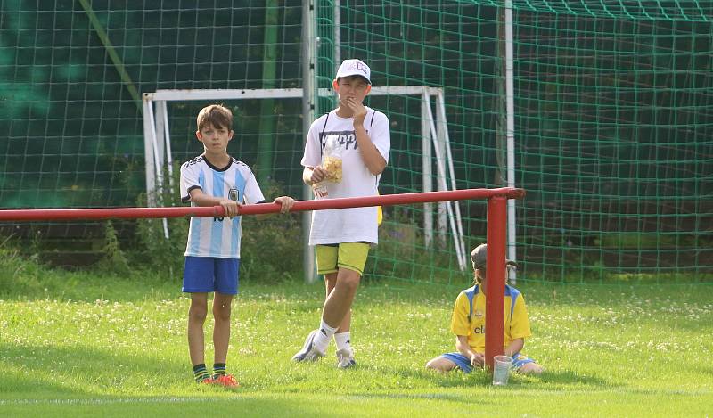 Fotbalisté Příluk (v červeném) ve své premiéře po návrati do I. B třídy ve skupině A o víkendu porazili 2.1 Krhovou.