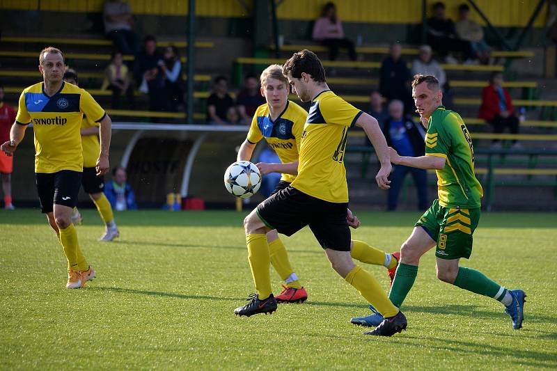 Fotbalisté Napajedel (v zeleném) v sobotu v rámci 20. kola krajského přeboru doma remizovali s Velkými Karlovicemi 1:1.