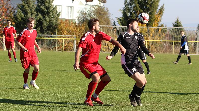 Fotbalisté Mladcové (červené dresy) v šlágru víkendu I.B. třídy skupiny B porazili Lužkovice 4:0.