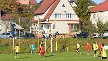 Fotbalisté Tečovic (žluté dresy) doma překvapivě přehráli Mladcovou.