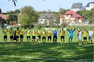 Fotbalisté Tečovic (ve žluto-černých dresech) doma našli recept na Admiru Hulín.