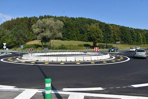 Nový kruhový objezd na Vršavě je plně v provozu. 15. srpna 2022.