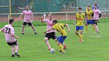 Fotbalisté Malenovic (růžové dresy) ve 21. kole I. B třídy sk. C remizovali se Starým Městem 3:3.