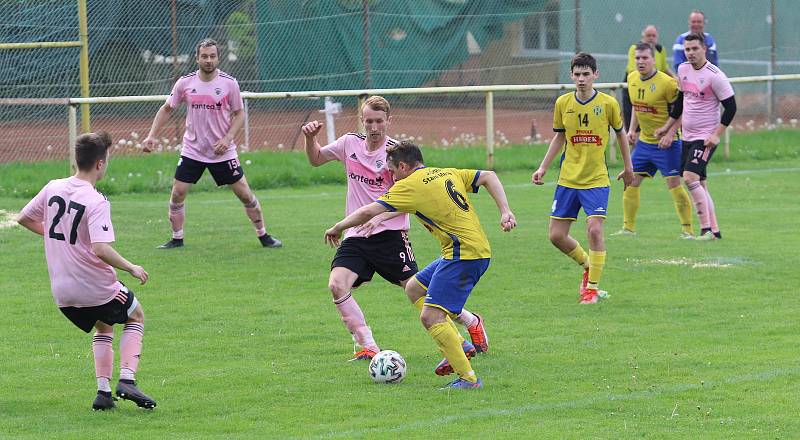 Fotbalisté Malenovic (růžové dresy) ve 21. kole I. B třídy sk. C remizovali se Starým Městem 3:3.