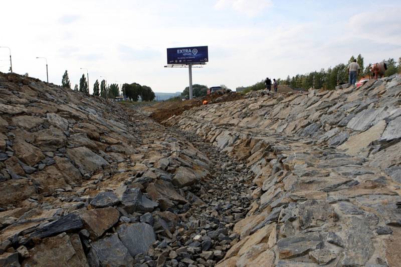 Stavba odvodňovacího kanálu před obchodním centrem Centro Zlín v Malenovicích