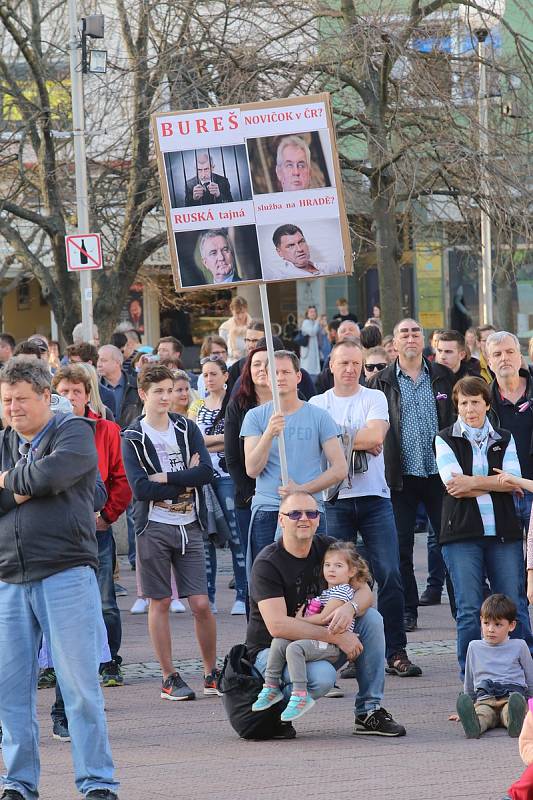 Demostrace proti vládě A. Babiše na náměstí Míru ve Zlíně.