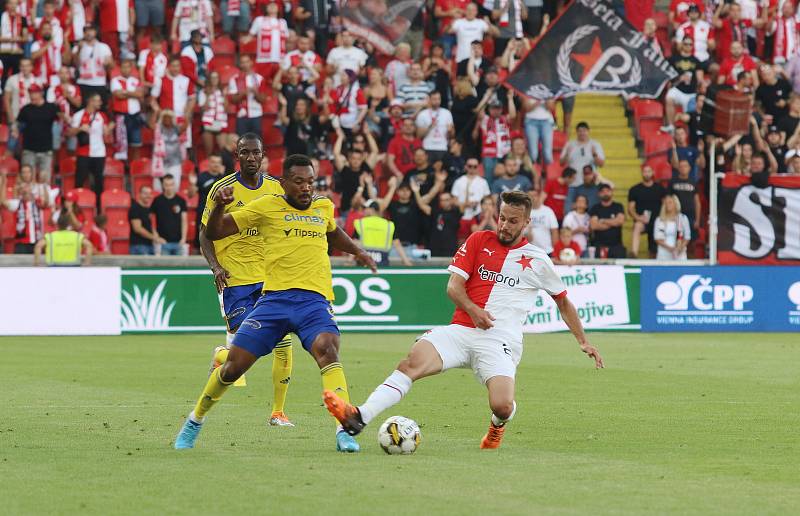 Fotbalisté Zlína (žluté dresy) ve 2. kole FORTUNA:LIGY prohráli se Slavií Praha 1:4.