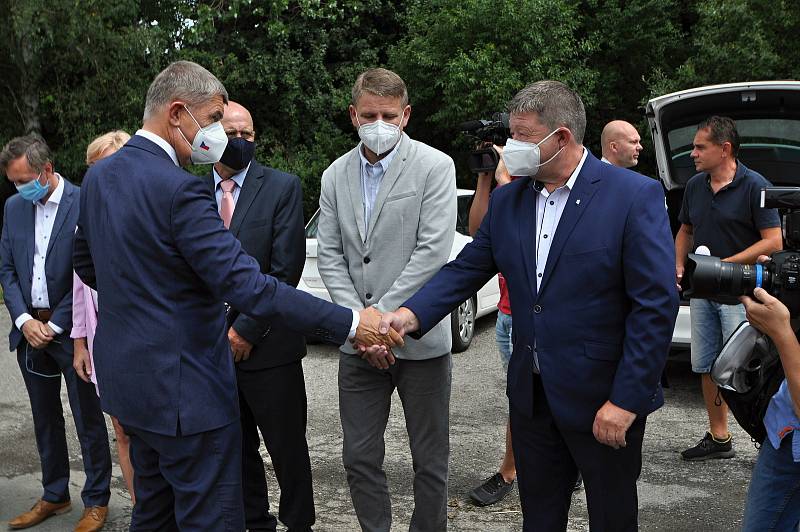 Premiér ČR Andrej Babiš se ve středu 14. července 2021 v areálu muničních skladů ve Vrběticích ve Zlínském kraji zdraví se starosty a zástupci okolních obcí.