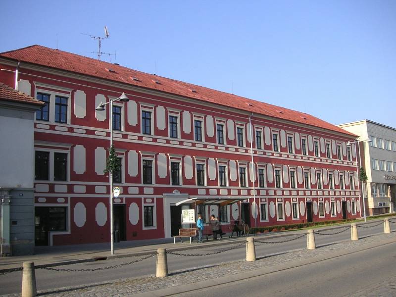 V historické budově na Masarykově náměstí v Napajedlích vznikají nově byty a prostory pro komerční účely. V objektu byl dříve okresní soud, později byl zřízen ve Zlíně.