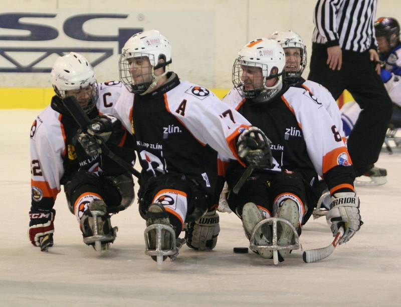 Ve Superfinále sledge hokejové ligy vyzval vítěz základní části Lapp Zlín (v černém) druhé Sharks Karlovy Vary.