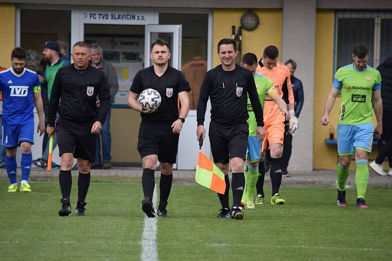 Po dvou úspěšných duelech tentokráte divizní fotbalisté Slavičína (v modrém) doma nestačili na Hranice. Lídru skupiny E podlehli po boji 1:4.