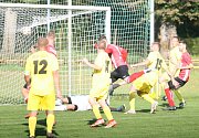 Fotbalisté Kvasic (v červeném) v 10. kole krajského přeboru naplno potvrdili roli favorita a před svými fanoušky jasně 4:0 porazili Nedašov.
