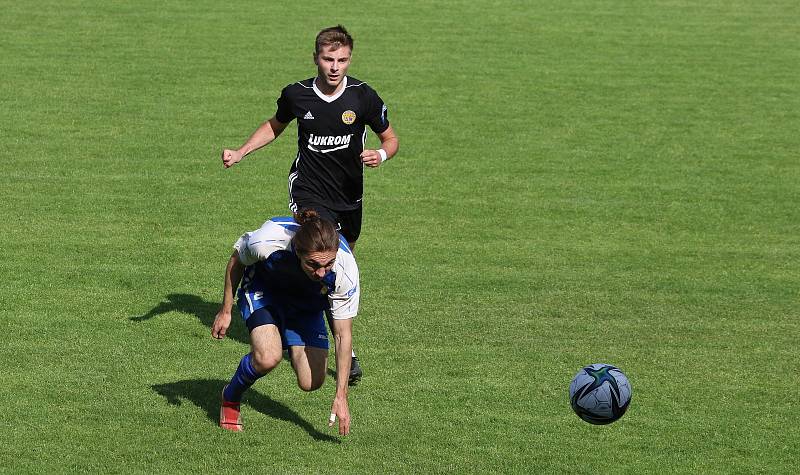 Fotbalisté Luhačovic (v černém) v rámci 23. kola krajského přebor nečekaně zvítězili ve Slušovicích 1:0.