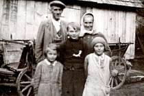 Rodina Juříčkova před stodolou.