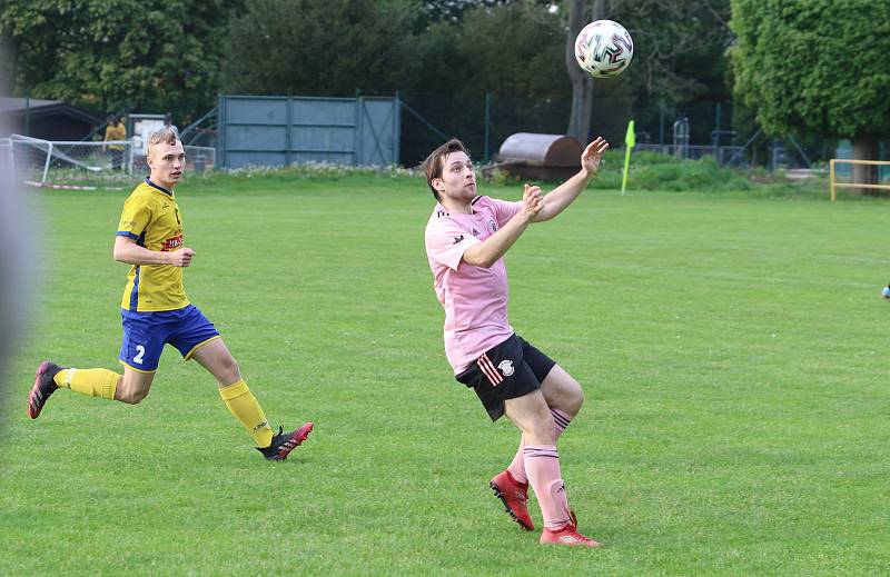 Fotbalisté Malenovic (růžové dresy) ve 21. kole I. B třídy sk. C remizovali se Starým Městem 3:3.