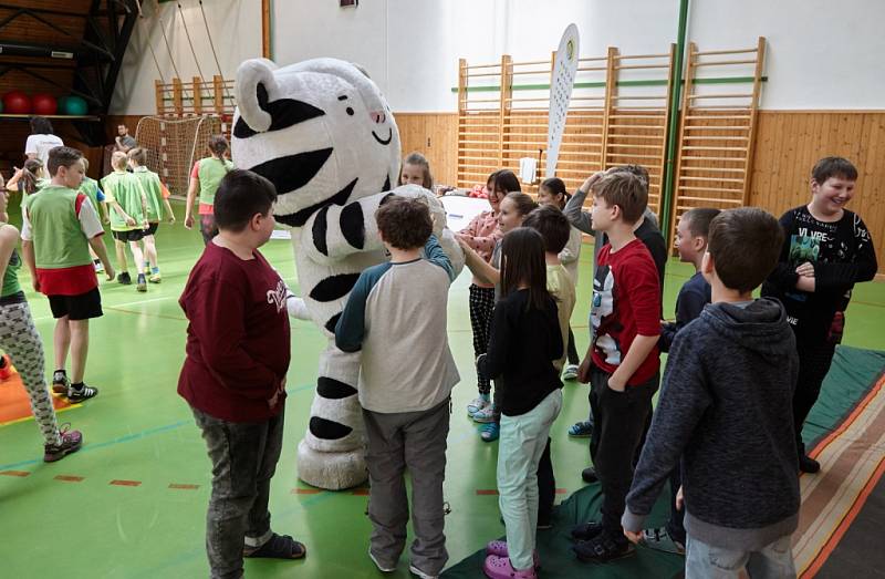 Jedinečnou možnost zatrénovat si se špičkovým sportovcem – českou badmintonovou jedničkou Adamem Mendrekem – měli ve středu žáci ZŠ Slušovice.