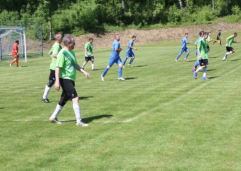 Fotbalisté Jasenné (modré dresy) smetli mužstvo Slopné 5:0.