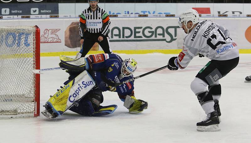 Hokejisté Zlína (modré dresy) v extraligovém duelu s Karlovými Vary.