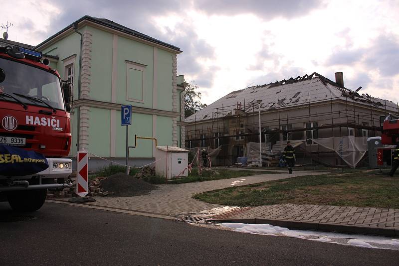 Střecha opravované budovy v Tlumačově, vzplála.