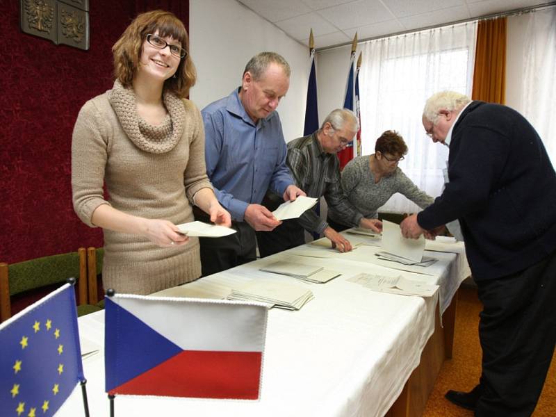Volby do Senátu 2012. Sčítání hlasů v Hřivínově Újezdě.