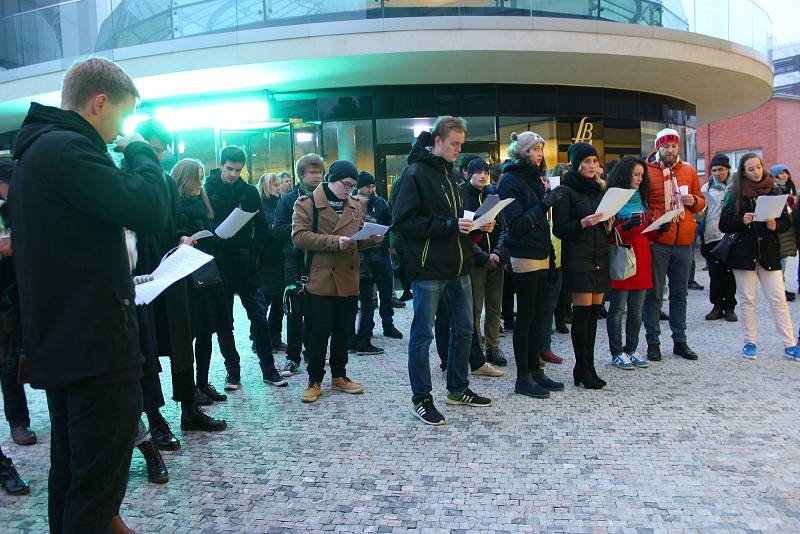 Připomínka 17. listopadu ve Zlíně. Studenti a ostatní veřejnost se sešli před Univerzitním centrem, odtud všichni vyrazili v průvodu k pamětní desce obětem totalitních režimů na náměstí Míru ve Zlíně.