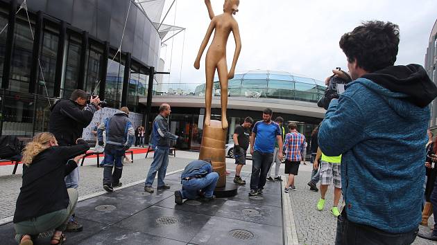 57. ZLÍN FILM FESTIVAL 2017 - Mezinárodní festival pro děti a mládežInstalace sochy Zlatý střevíček před kongresové centrum ve Zlíně