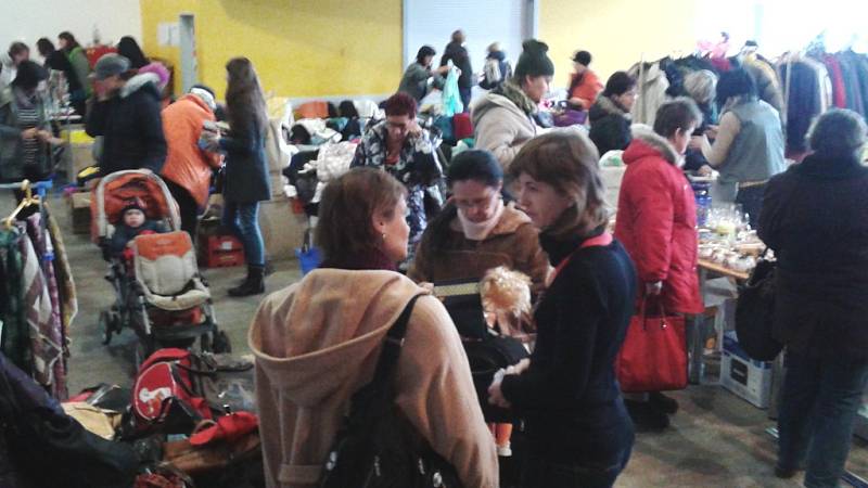 Návštěvníci dobročinného bazaru ve Zlíně nakupovali, na co přišli – keramiku, oblečení, staré knihy i korále