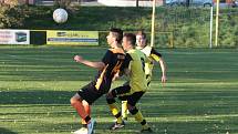 Fotbalisté Tečovic (ve žlutých dresech) prohráli v 10. kole krajské I. B třídy skupiny B s Louky 1:2. Foto: pro Deník/Jan Zahnaš