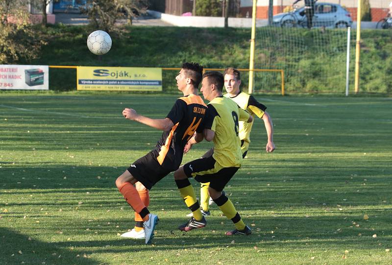 Fotbalisté Tečovic (ve žlutých dresech) prohráli v 10. kole krajské I. B třídy skupiny B s Louky 1:2. Foto: pro Deník/Jan Zahnaš