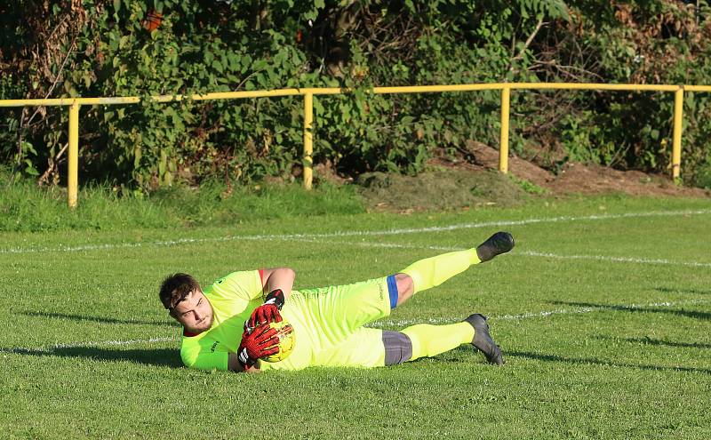 Fotbalisté Kudlova (šedé dresy) v nedělním derby podlehli Provodovu 1:2.