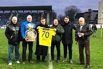 Zástupci staré gardy a vedení klubu FC Zlín popřáli bývalému hráči a trenérovi Lubomír Jeglovi k sedmdesátým narozeninám.