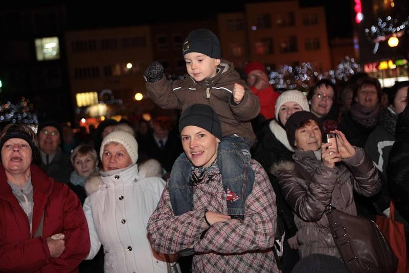 Česko zpívá koledy 2013 na náměstí Míru ve Zlíně.