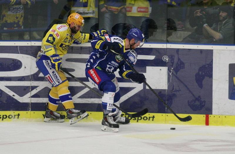 V úvodním utkání finále play off extraligy hokejistů hostil Zlín (ve žlutém) v moravském derby Kometu Brno.