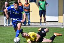 Divizní fotbalisté Slavičína (v modrém) v nedělním duelu 19. kola o vedoucí příčku skupiny E doma podlehli Kozlovicím 0:1.