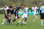 Fotbalisté Luhačovic (v černém) čekali sedm kol, než se v rozehrané sezoně poznali pocit vítězství. Na svém stadionu porazili 3:0 Kvasice.