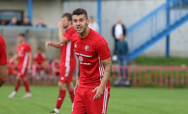 Fotbalisté Kvítkovic (modro-bílé dresy) v Mol Cupu prohráli s Třincem 1:5.