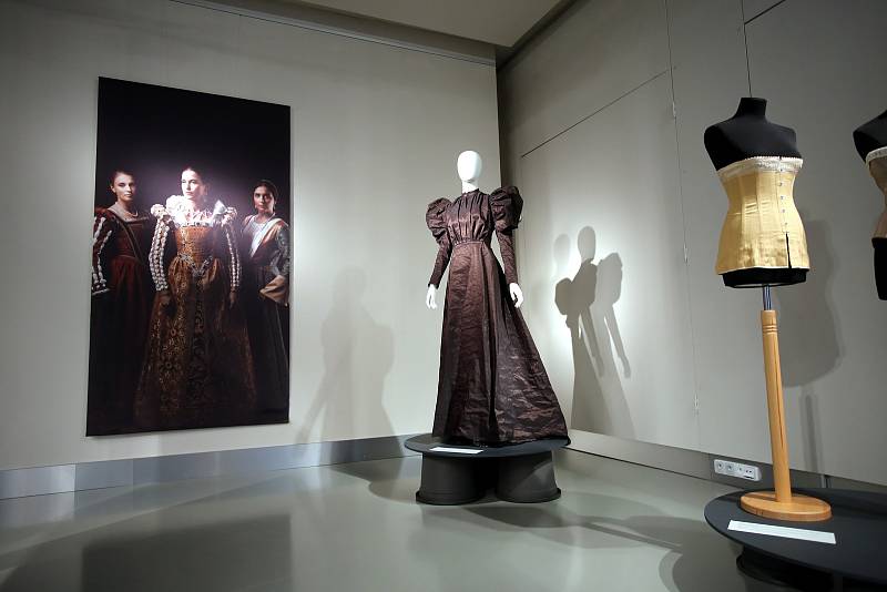 Výstava Oděv v běhu staletí v  muzeu v Napajedlech.Rekonstrukce secesního dámského vycházkového oděvu kolem r. 1895