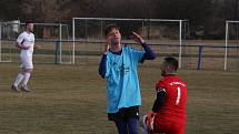 Fotbalisté Tlumačova (bílé dresy) v dohrávce 11. kola krajské I. B třídy skupiny C podlehli Polešovicím 0:2.