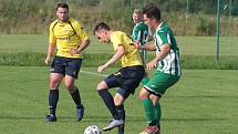 Fotbalisté Újezdu (ve žlutých dresech) zdolali Vysoké Pole 4:2 a před letní pauzou zůstali v čele Ligy4.