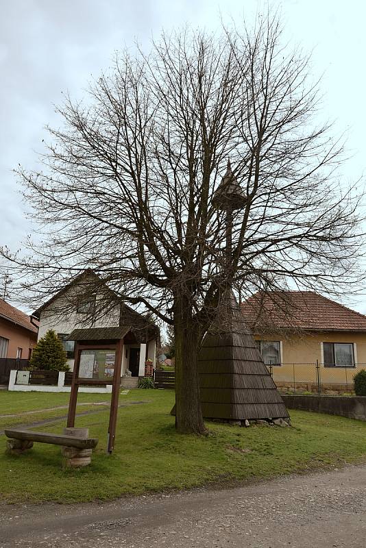 Vrbětice 18. dubna 2021. Šest a půl roku po výbuchu muničních skladů se místní obyvatelé dozvěděli, že za činem může být ruská tajná služba.