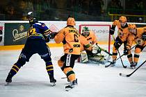 Hokejisté Vsetína (žluté dresy) v derby porazili Zlín 4:1.