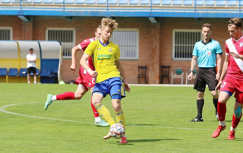 Fotbalisté Zlína B (žluté dresy) v nedělním zápase 29. kole MSFL na Letné remizovali s Frýdkem-Místkem 2:2.